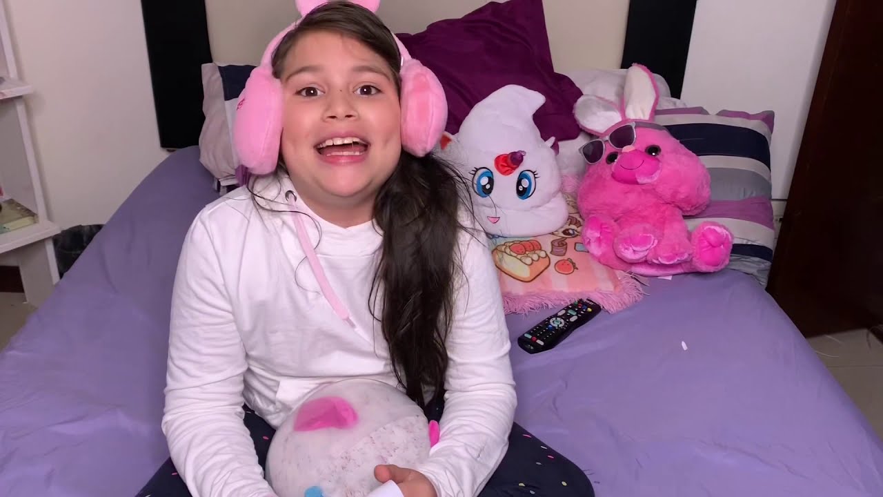 Isabella jugando con sus ksimeritos - YouTube