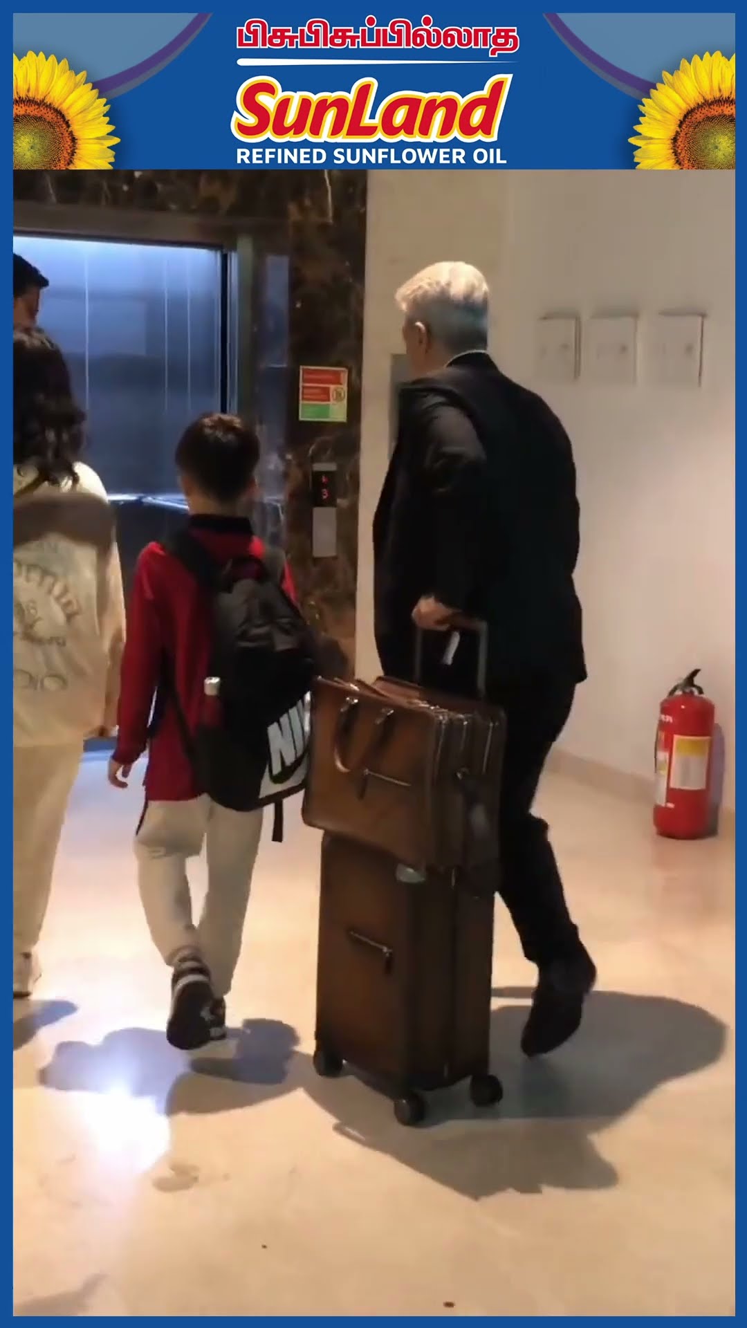'Shalini, Aadvik-அ கூட்டிட்டு வாங்க, Lift Close ஆகிட போகுது..' AJITH's Family at Airport ?