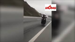 Hòa Bình: “Kẹp 3” Bốc đầu Tự Ngã, Xe Dream Lao Thẳng đầu Xe Sang Porsche Hòa Bình: “Kẹp 3” Bốc đầu Tự Ngã, Xe Dream Lao Thẳng đầu Xe Sang Porsche