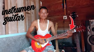 INSTRUMEN GUITAR ACUITRIK asal asalan ( seniman kampung ) BUNYI NYA ???