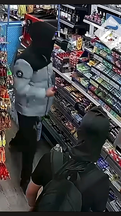 Download lagu Man stops an armed robbery