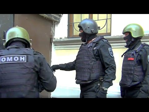 ОМОН штурмует укреплённое здание мошенников оперативная съёмка POLICE SPECIAL FORCES