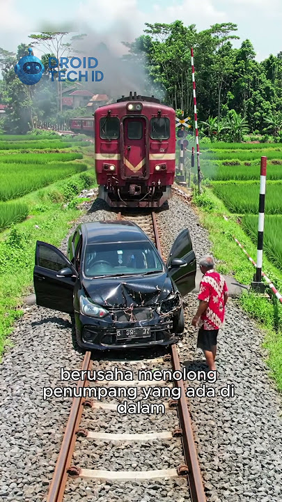 Detik-detik Mobil Kecelakaan dan Hampir Tertabrak Kereta