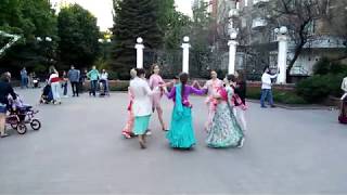 Кришнаїти співають і танцюють на Пушкінській в Ростові-на-Дону.