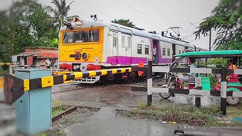 Old Single Wind-Shield Conventional Speedy EMU Trains Skip Railgate Furiously | Eastern Railways