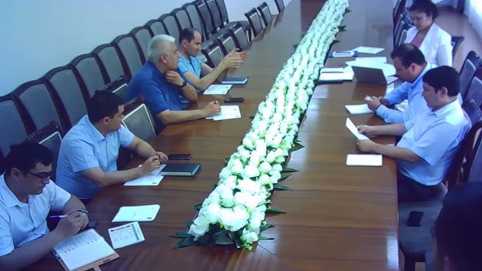 Poltseiskda porno tomosha qiling Keksa odamga oxshab suratga tushgan odam surati