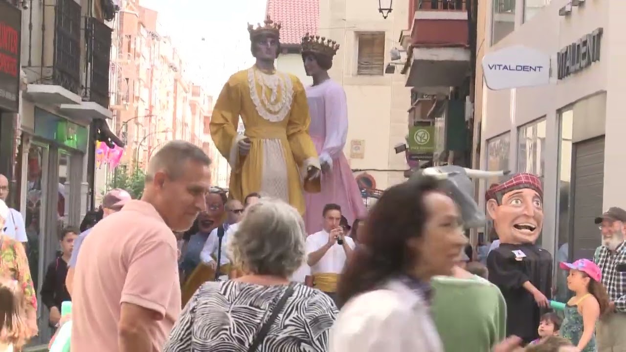 Los Gigantes y Cabezudos salen un día más a las calles de Aranda | FIESTAS 12 09 2023