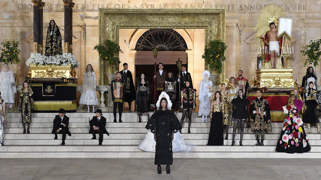 Siracusa 2022: Dolce&Gabbana Alta Moda Fashion Show in Piazza del Duomo -  YouTube