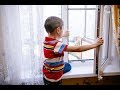Ребенок открывает окно. Защита от детей