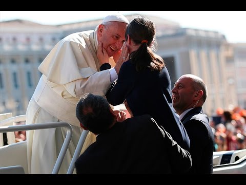 El conmovedor momento en que una niña invidente conoce al Papa Francisco