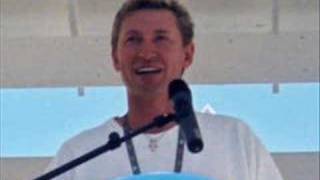 Video thumbnail of "Wayne Gretzky goldfinger"