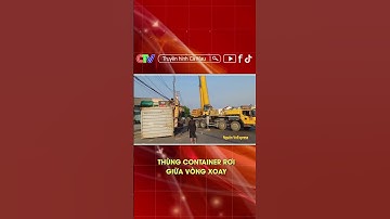 THÙNG CONTAINER RƠI GIỮA VÒNG XOAY #shorts