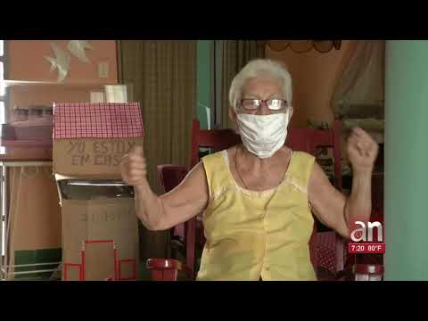 Anciana cubana usa casa de cartón para protegerse contra el Coronavirus en las calles de La Habana