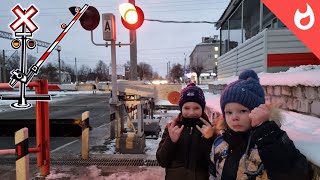 Вредный выпуск / железнодорожный переезд со шлагбаумом и приветливые машинисты