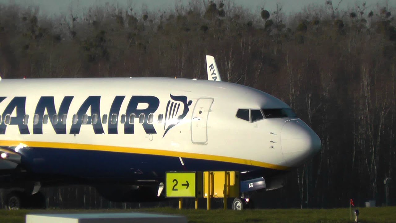 Ryanair Boeing 737 landing - taxing - Wrocław Airport 1.12.2012