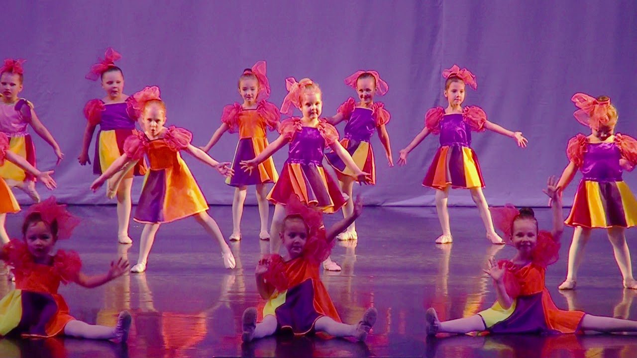 Мы милашки куклы песня слушать. Ансамбль народного танца Алоника. Куклы неваляшки танец. Неваляшки танец костюм. Неваляшки танцевальная группа.
