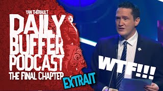 Un ministre rend hommage à un mort qui est bien vivant dans la salle - Le Daily Buffer l [EXTRAIT]