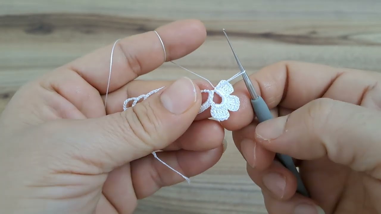 190. Çiçekli, çıtı pıtı muazzam bir model.  Çeyizlik havlukenarı modeli 