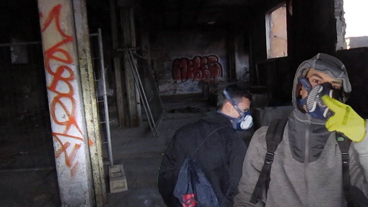 Capannone industriale abbandonato con fossa gigante