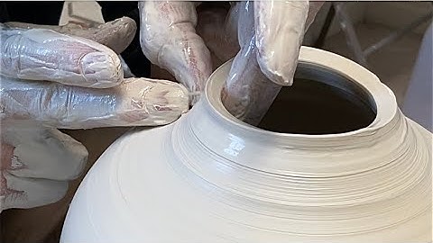 705. Throwing a Plum Bottle from a Student’s View/Camera with Hsin-Chuen Lin 林新春 梅瓶拉坯示範