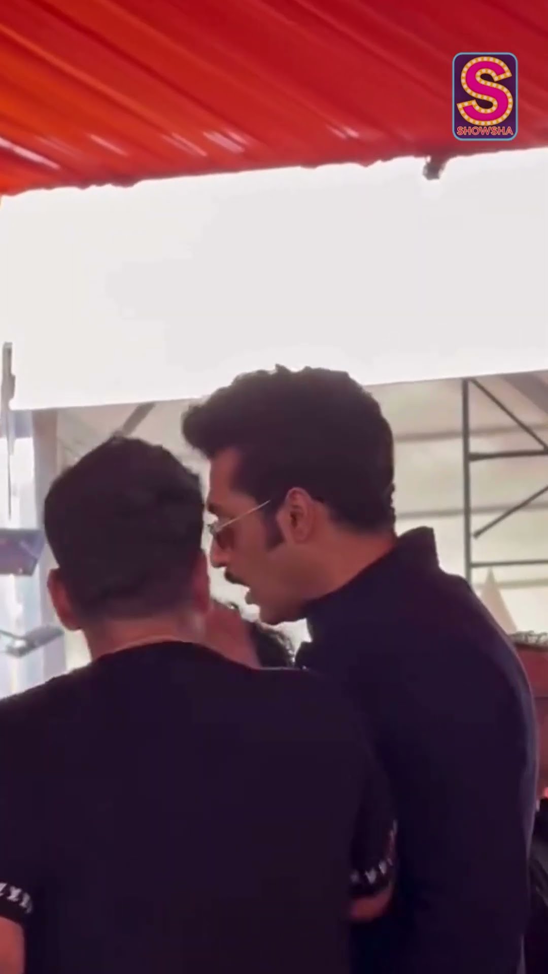First Lady Of Maharashtra, Amruta Fadnavis, Warmly Greets SRK, Sachin Tendulkar, And Others | N18S