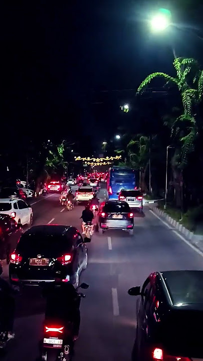 video mentahan untuk story wa suasana jalan kota di malam hari