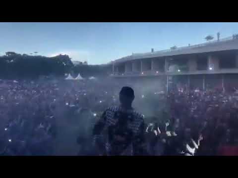 Show de MC L Da Vinte Parado no bailão