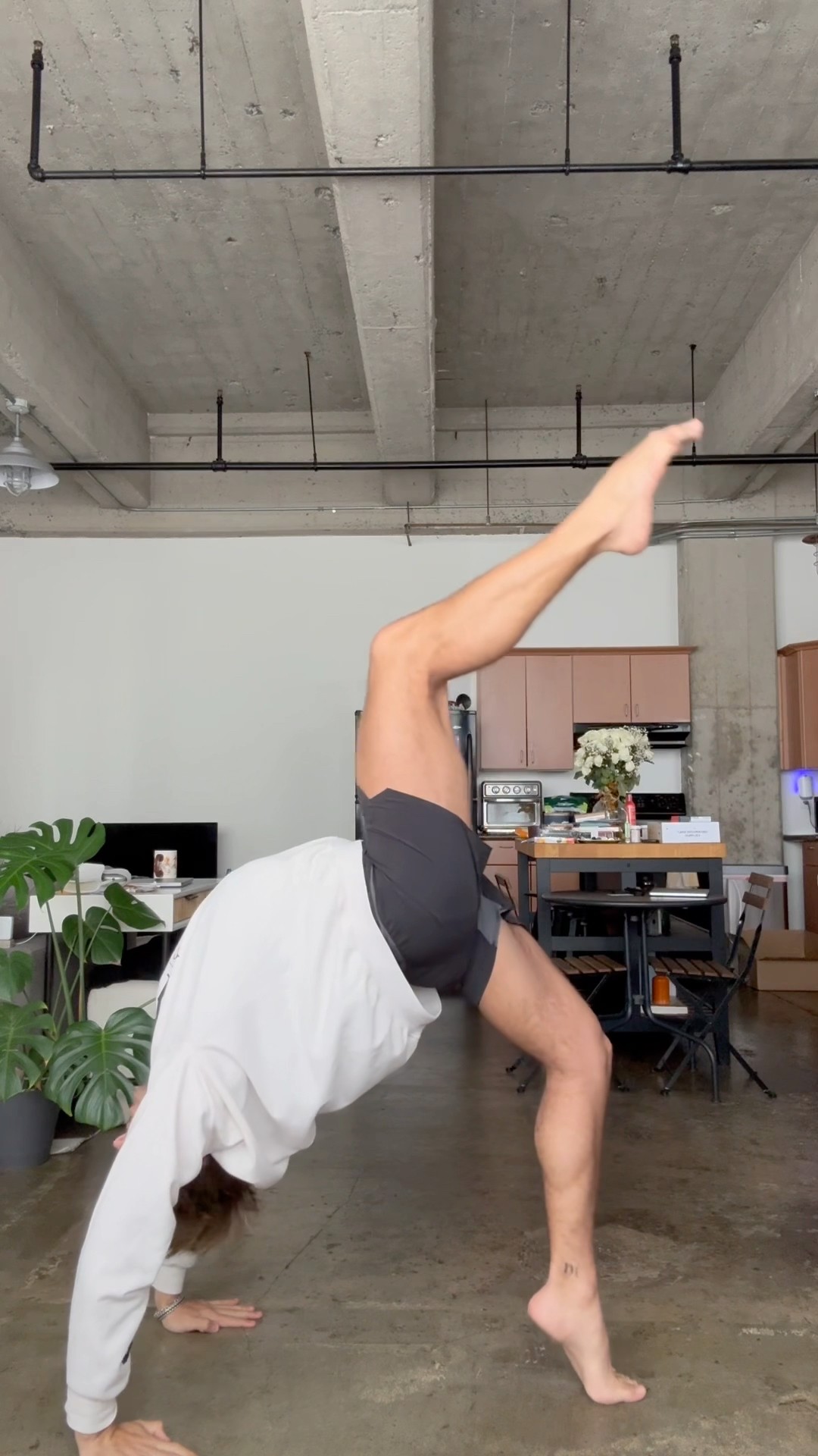 this dance move was SO HARD ​⁠@TateMcRae #sheadurazzo #revolvingdoor #dance #tatemcrae