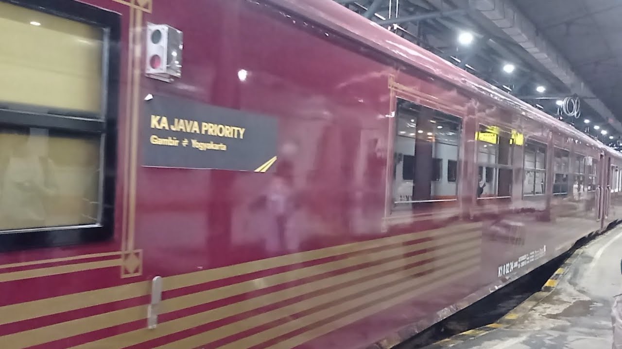 Kereta Api Java Priority di Stasiun Purwokerto - YouTube