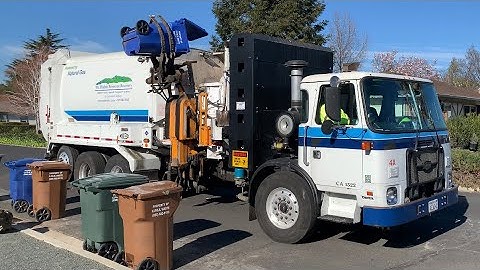 Autocar ACX - Labrie Split Automizer Garbage Truck