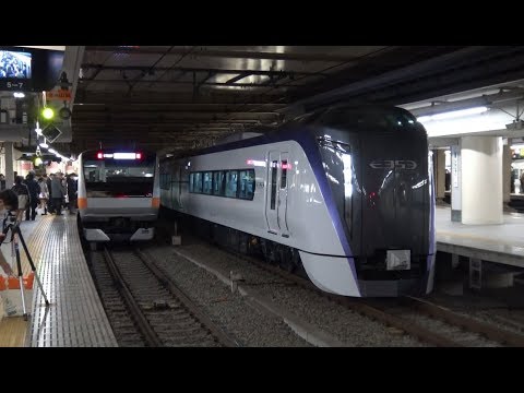 新宿駅に到着する特急スーパーあずさの新型車両E353系