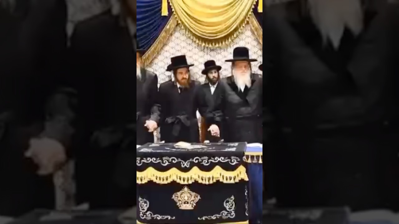 האדמו״רים מסאדיגורה ומודז׳יץ בריקוד במעמד מסיבת חומש בתלמוד תורה סאדיגורה