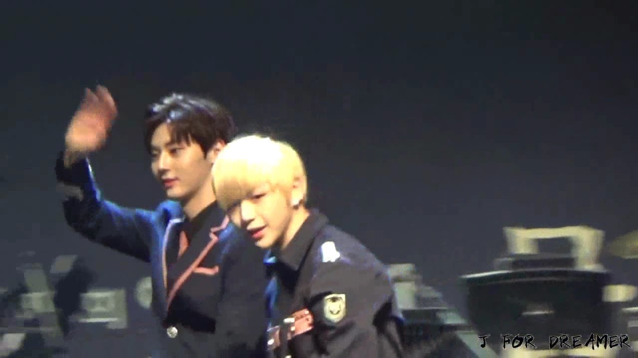 180123 이데일리 문화대상 수상자들과 기념사진찍는 강다니엘 / focus kangdaniel