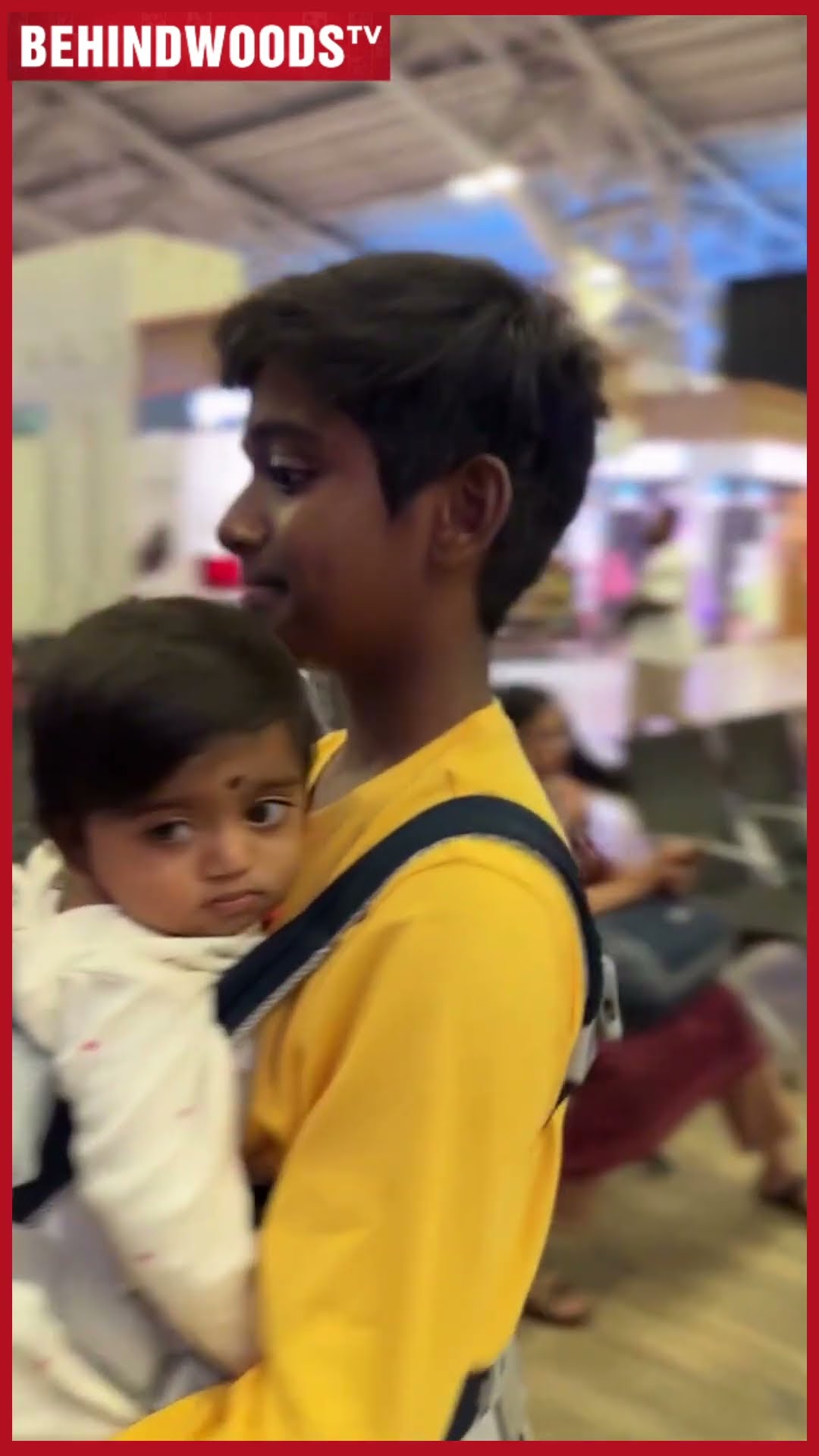 'Yuga செல்லம் அங்க பாரு..' ? செல்ல அண்ணனுடன் Cute -ஆ ஊர் சுற்றிய Cutiepie ?