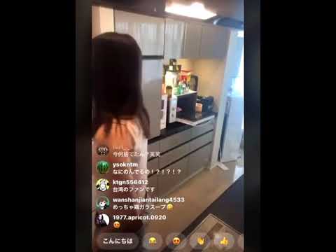 朝倉未来の冷蔵庫を足で閉める彼女