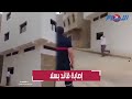 بالفيديو ضربة بحجرة فوق الرأس تفاجئ قائدا بعد استراقه النظر من نافذة منزل حديث البناء 