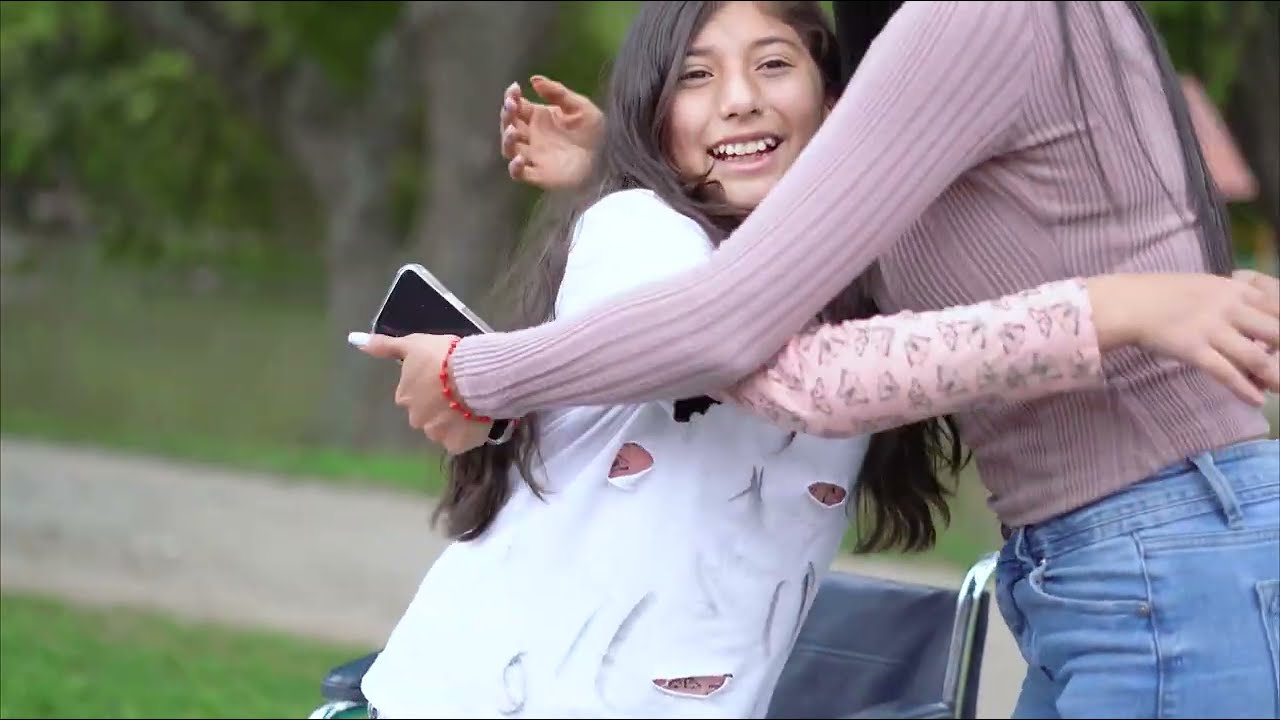 Tios se aprovechan de su sobrina la mandan a trabajar en las calles, hasta que les llego el karma.