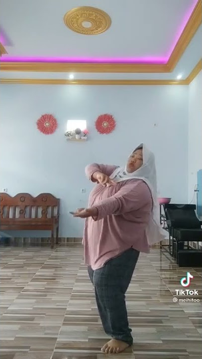 kita lihat apa yg dilakukan cewek gendut ini