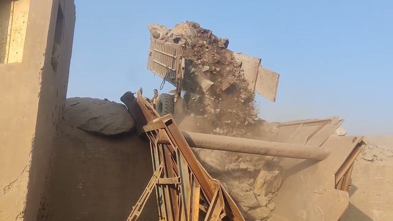 Full Trolley Loaded Dump inti Crusher Machine: Breaking Stone Here 