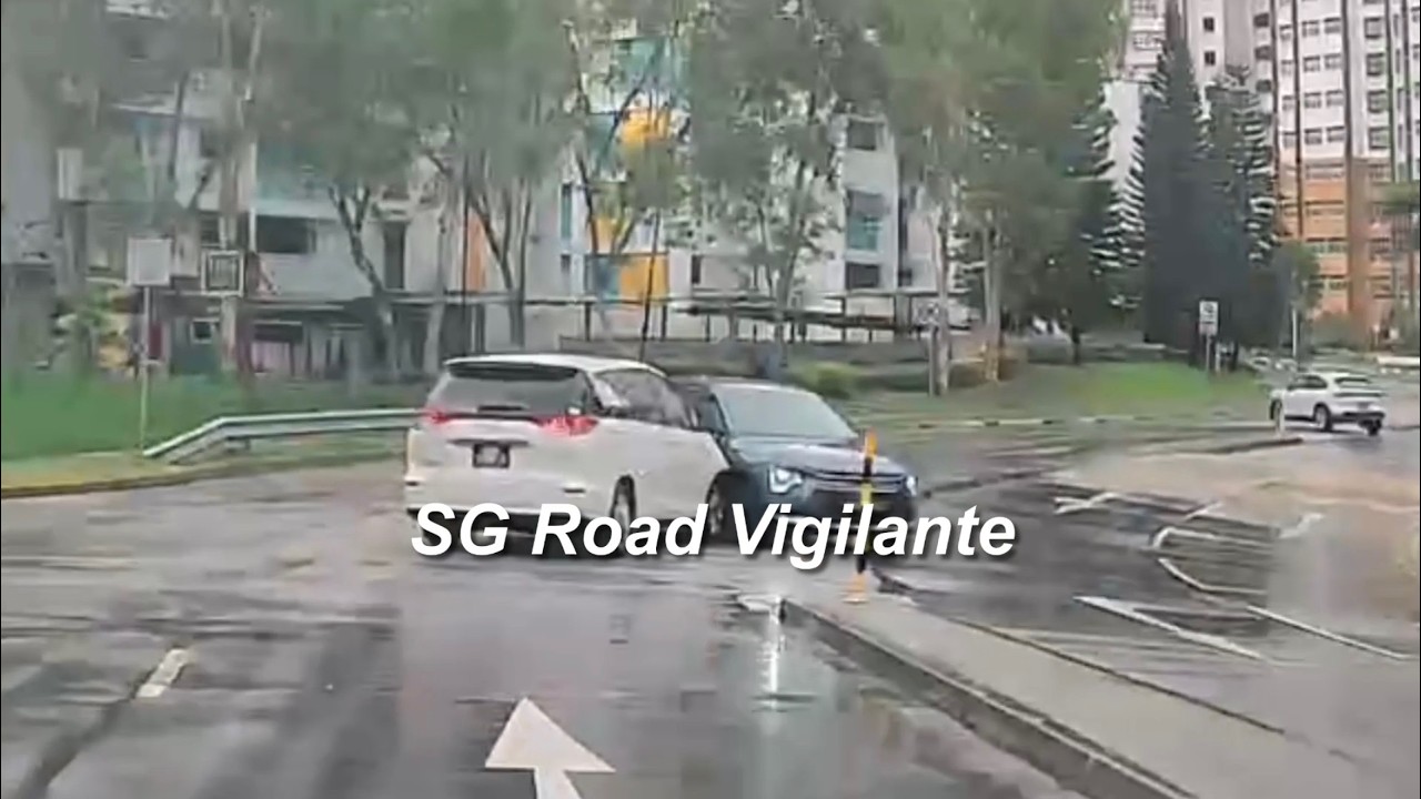 25jul2026 woodland street 13 accident btw #SMX2198U toyota estima  and kia niro