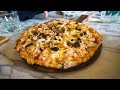 pizza col canguro, coccodrillo e l'emù