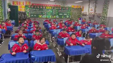 Chinese school children exercising at their desks. - DayDayNews
