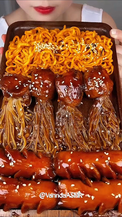 The cola chicken wings wrapped in enoki mushrooms are so delicious!