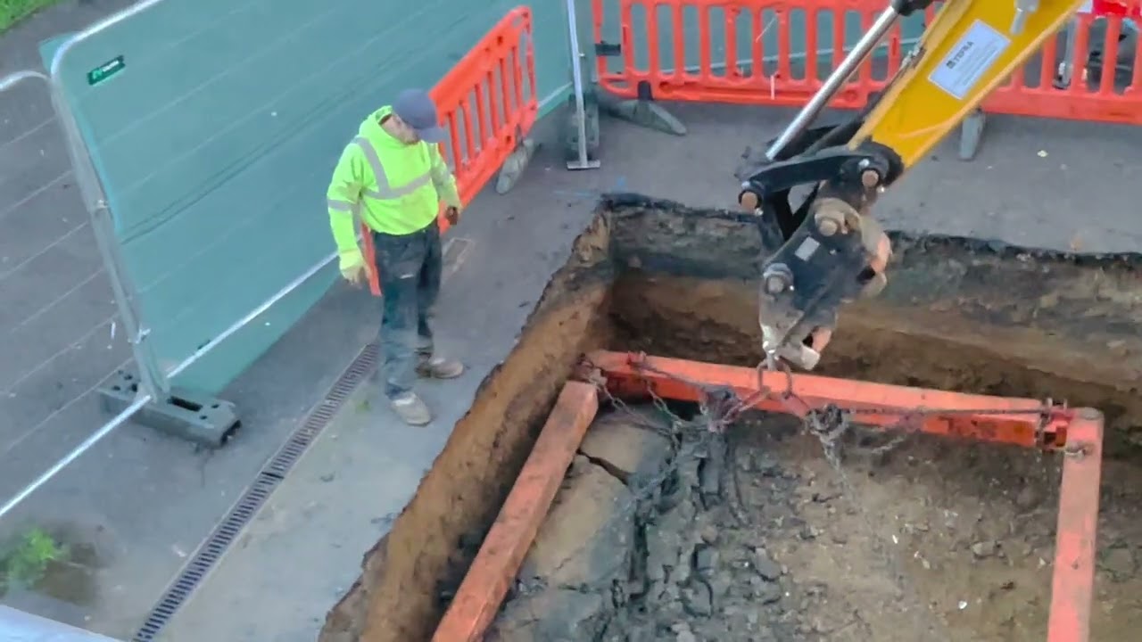 The steel cage enters the well to be able to make it deeper 🧱🏗️🚧🦺 4k video 🎥