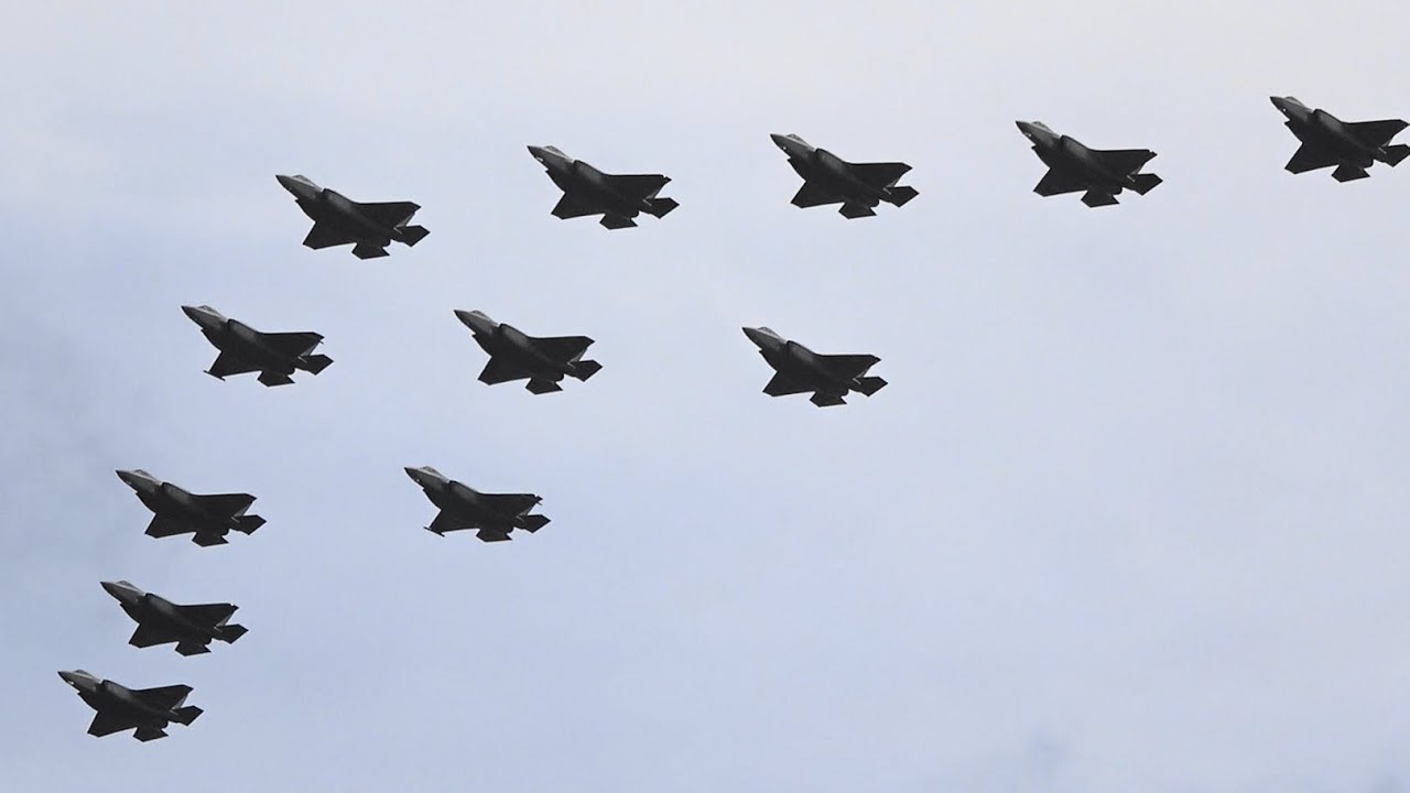 12機のF-35が大編隊飛行! 三沢基地航空祭2022