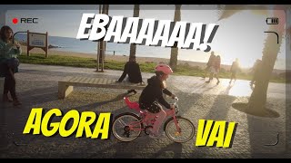 AMELIE ARRASANDO de MÁSCARA e de BICICLETA #913