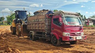 Truk Jomplang. MOBIL TRUK Pengangkut TIMBUNAN Urug Bongkar Muatan FULL BAK Menggunung DILOKASI BARU
