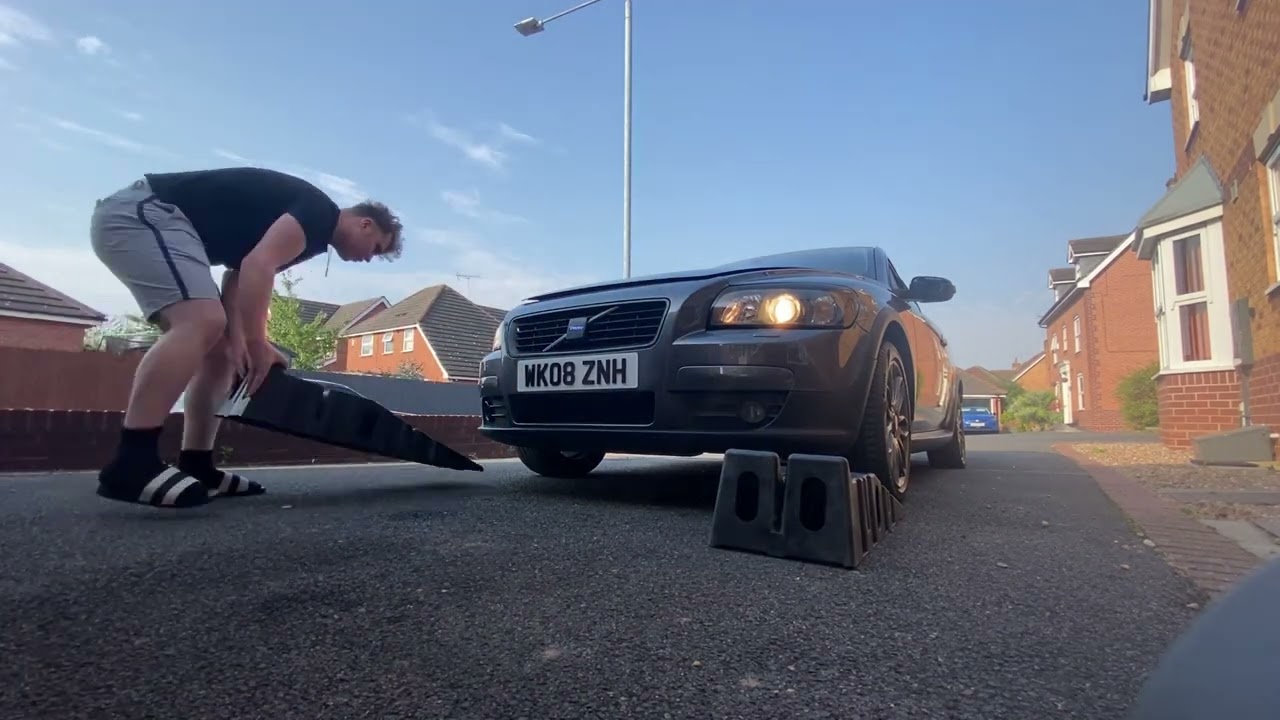 Unboxing & Using 2x Plastic 2.5 Ton Heavy Duty Car Ramps for Volvo C30 1.6 Oil Change 