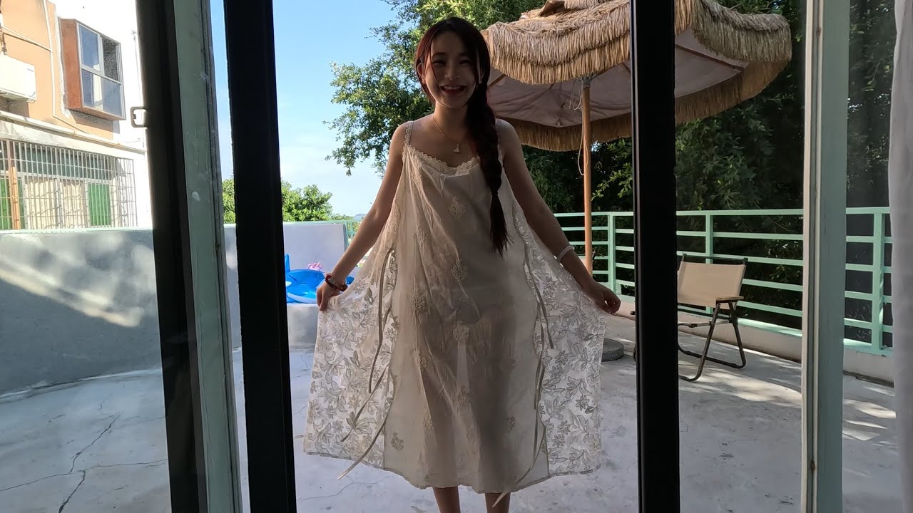 可爱甜美的蛋蛋，在美美的民宿展示我们Proudfox独家设计的两款服装，你猜哪款更畅销呢