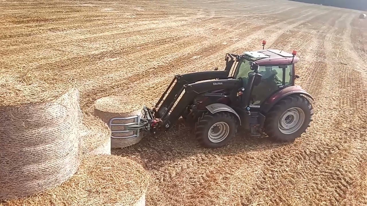 ETA PINABEL Ramassage de bottes de paille VALTRA N.134